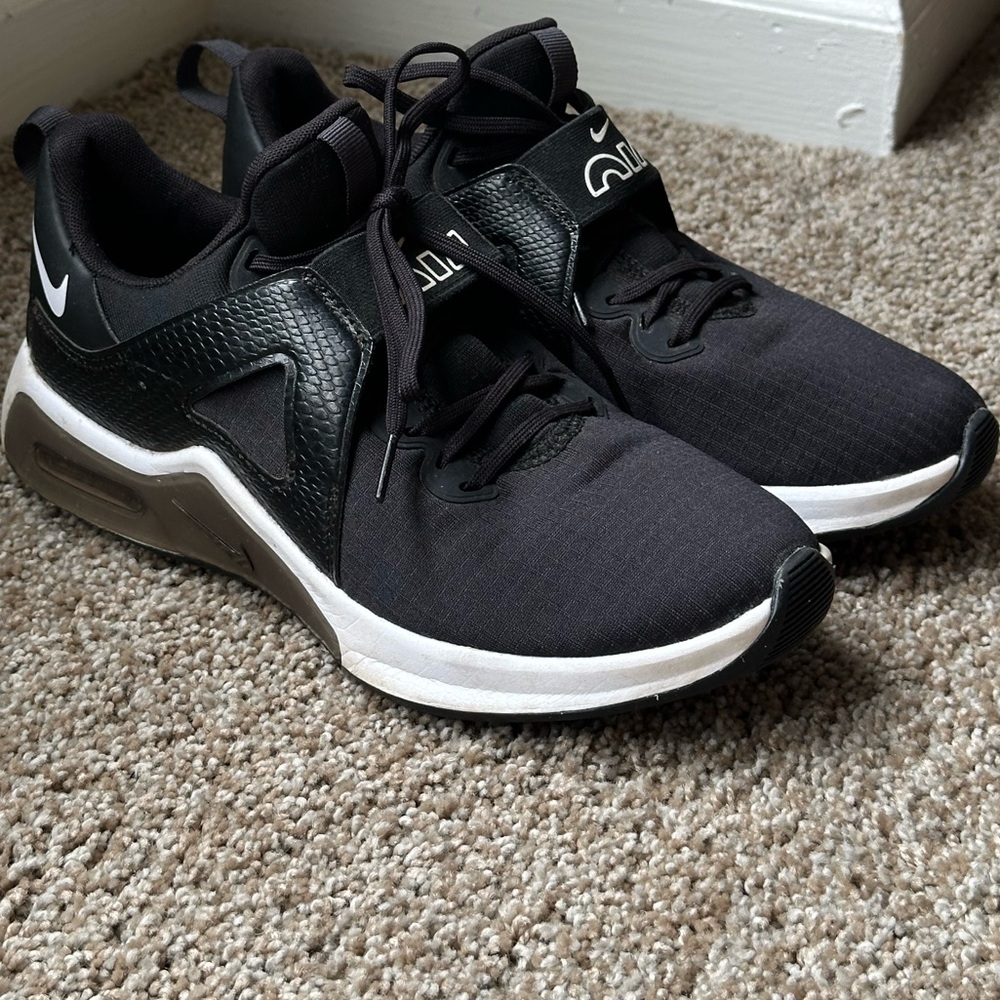 NIKE bella air max / size 6.5 / black
